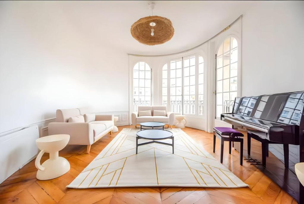 - un salon avec un canapé et un piano dans l'établissement TBS 324 - Superb apartment with Eiffel Tower view, à Paris