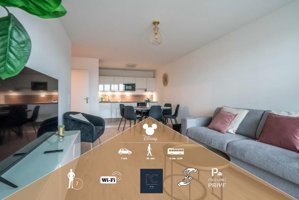 un salon avec un canapé et une table dans l'établissement *Disneyland-Paris* 7pers, Wifi, Netflix, Parking, à Serris