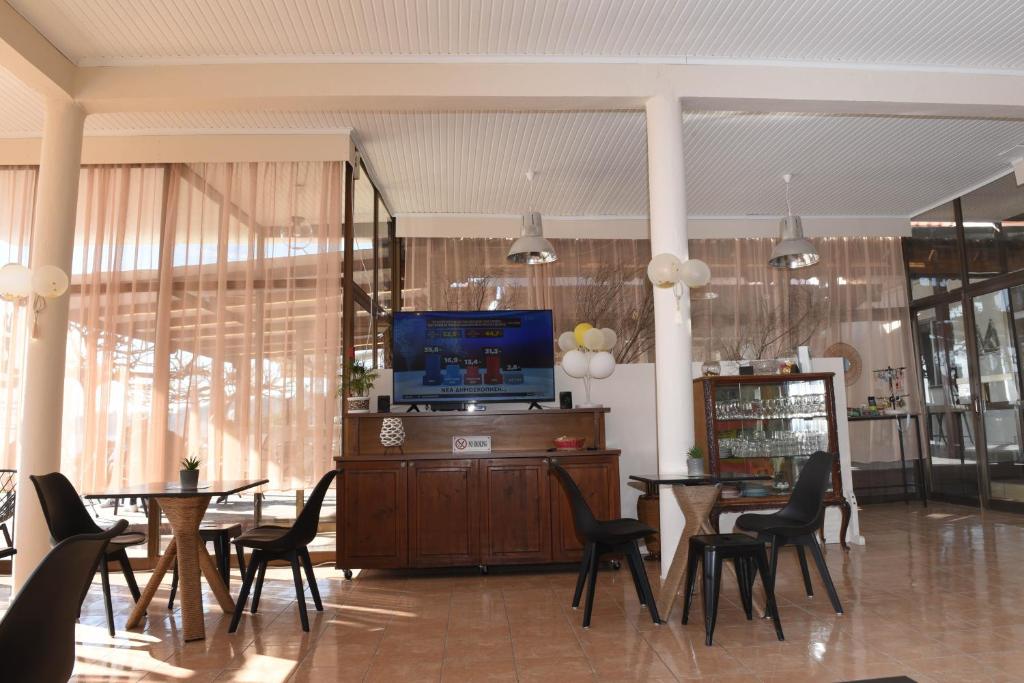 TV a/nebo společenská místnost v ubytování Star Beach Resort - Makrygialos Beachfront Nests