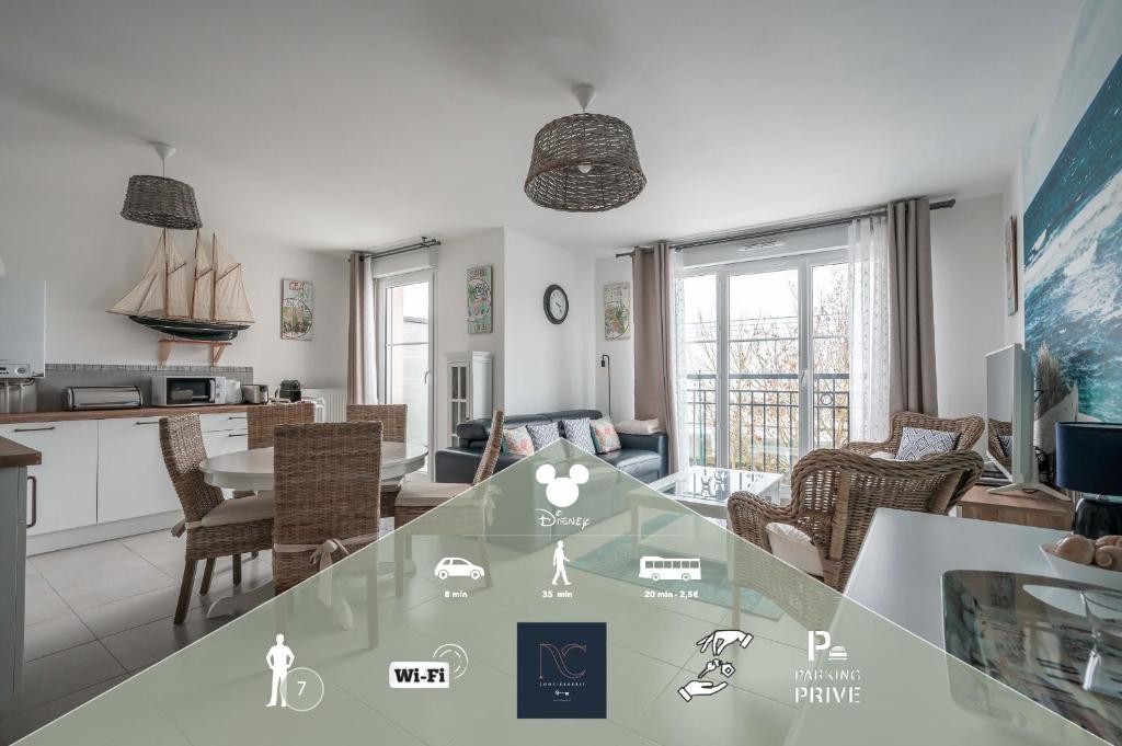 une cuisine et un salon avec une table et des chaises dans l'établissement *Disneyland-Paris* 7pers, Wifi, Netflix, parking, à Montévrain