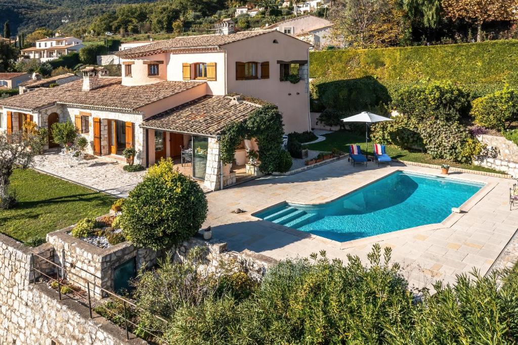une vue aérienne d'une maison avec piscine dans l'établissement Villa Virettes, à Tourrettes-sur-Loup