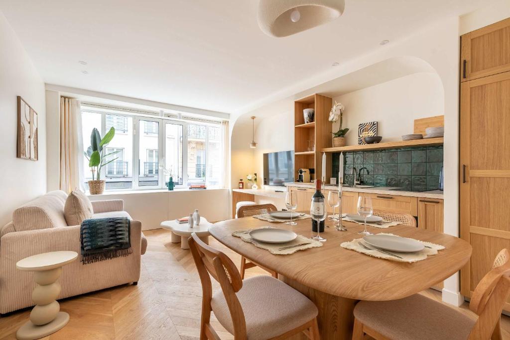 une cuisine et une salle à manger avec une table et des chaises dans l'établissement Montparnasse - Élégance & Confort au Cœur de Paris - Haystia, à Paris