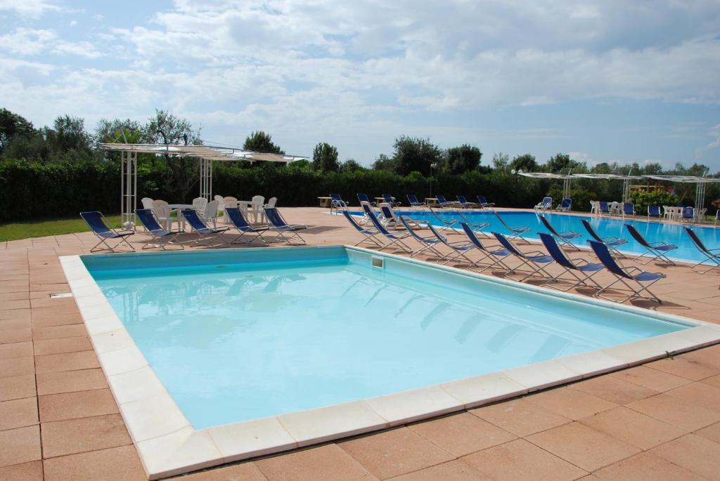 The swimming pool at or close to Hotel Borgo degli Olivi