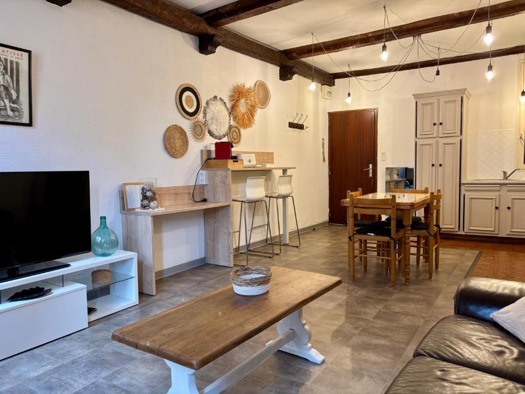un salon avec un canapé et une table dans l'établissement Bel Appartement Centre ville de Perpignan, à Perpignan