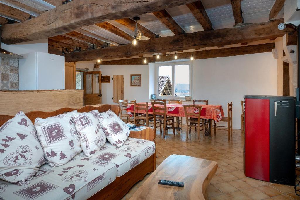 un salon avec un canapé et une table dans l'établissement Les hirondelles, à Saint-Maurice-de-Rotherens