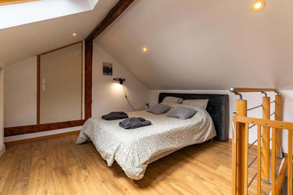 une chambre avec un lit avec deux oreillers dessus dans l'établissement Le duplex Dijonnais, à Dijon