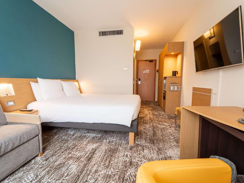 TV a/nebo společenská místnost v ubytování Novotel Roma Est