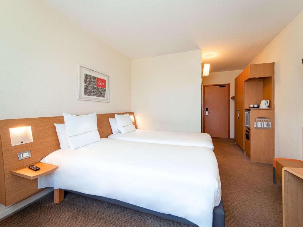 Postel nebo postele na pokoji v ubytování Novotel Roma Est