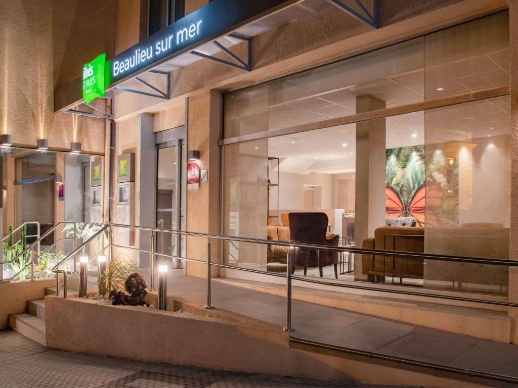 a lobby of a building with a store window at ibis Styles Beaulieu sur Mer in Beaulieu-sur-Mer