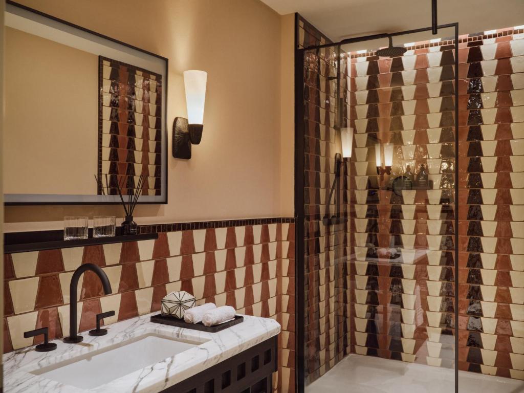 Sir Prague, part of Sircle Collection - Resim 3