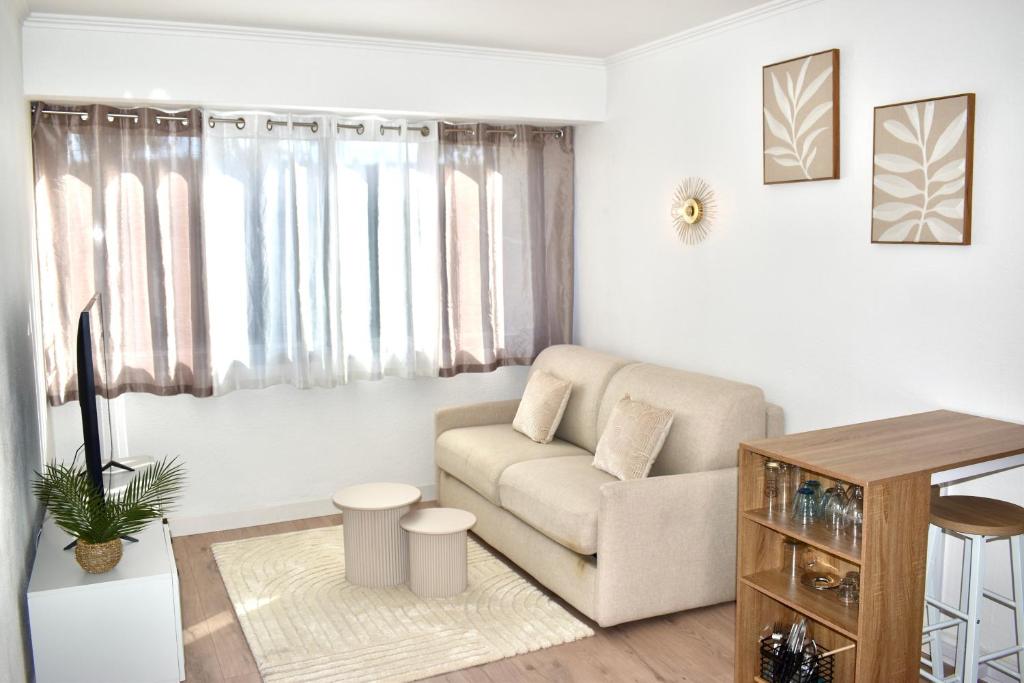 un salon avec un canapé et une table dans l'établissement Cosy Studio Cannes, à Cannes