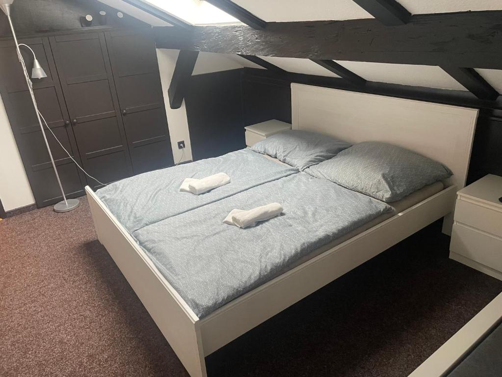 Postel nebo postele na pokoji v ubytování Hotel Lovecký zámeček Orion