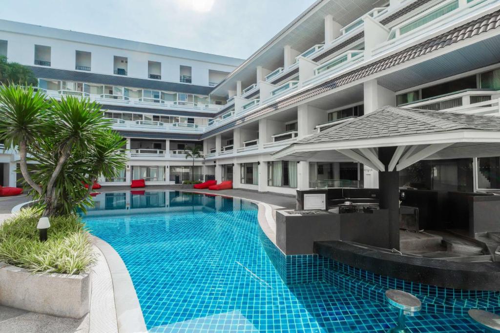 Bazén v ubytování Radisson RED Phuket Patong Beach nebo v jeho okolí