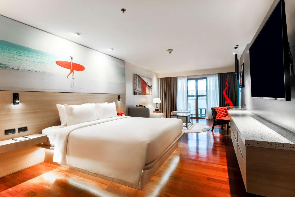 Postel nebo postele na pokoji v ubytování Radisson RED Phuket Patong Beach