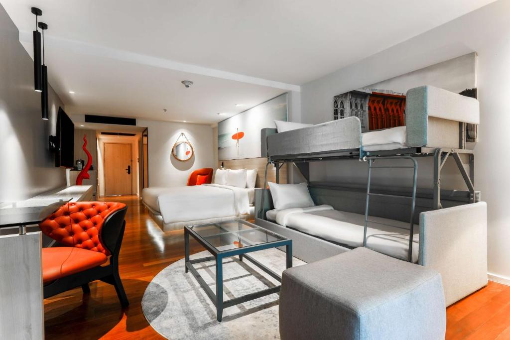 Radisson RED Phuket Patong Beach - Resim 23