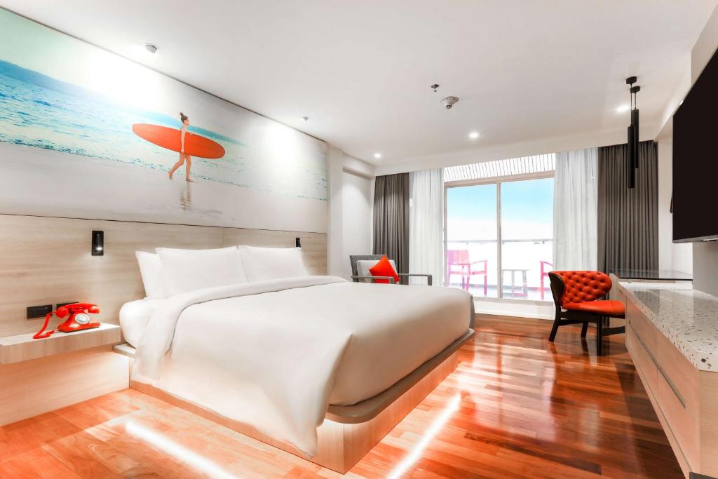 TV a/nebo společenská místnost v ubytování Radisson RED Phuket Patong Beach