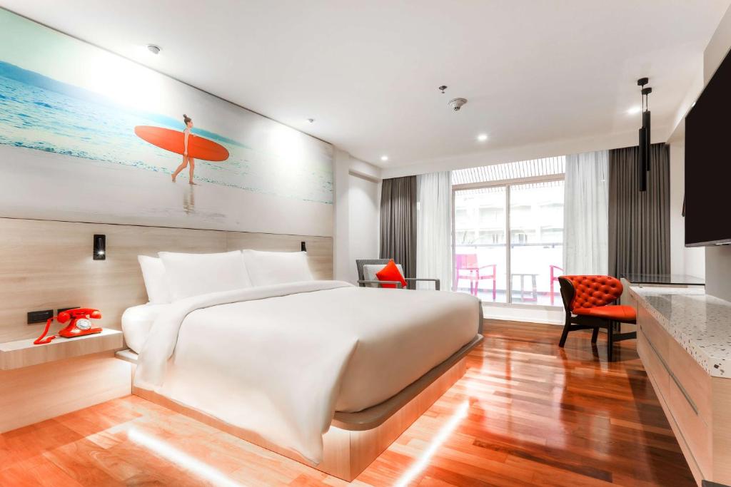 TV a/nebo společenská místnost v ubytování Radisson RED Phuket Patong Beach