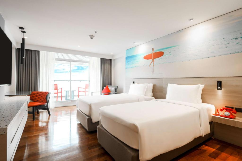Postel nebo postele na pokoji v ubytování Radisson RED Phuket Patong Beach