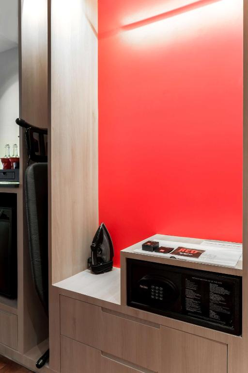 Kuchyň nebo kuchyňský kout v ubytování Radisson RED Phuket Patong Beach