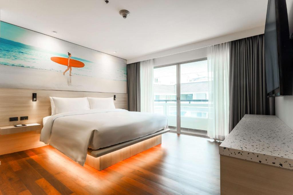 Postel nebo postele na pokoji v ubytování Radisson RED Phuket Patong Beach