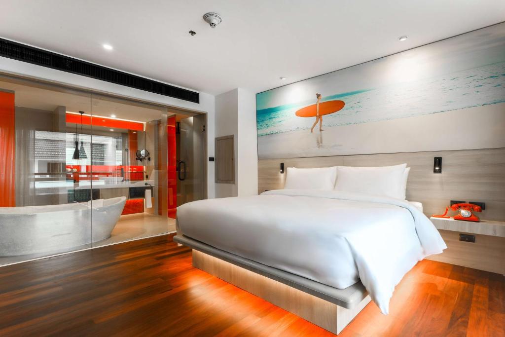 Postel nebo postele na pokoji v ubytování Radisson RED Phuket Patong Beach
