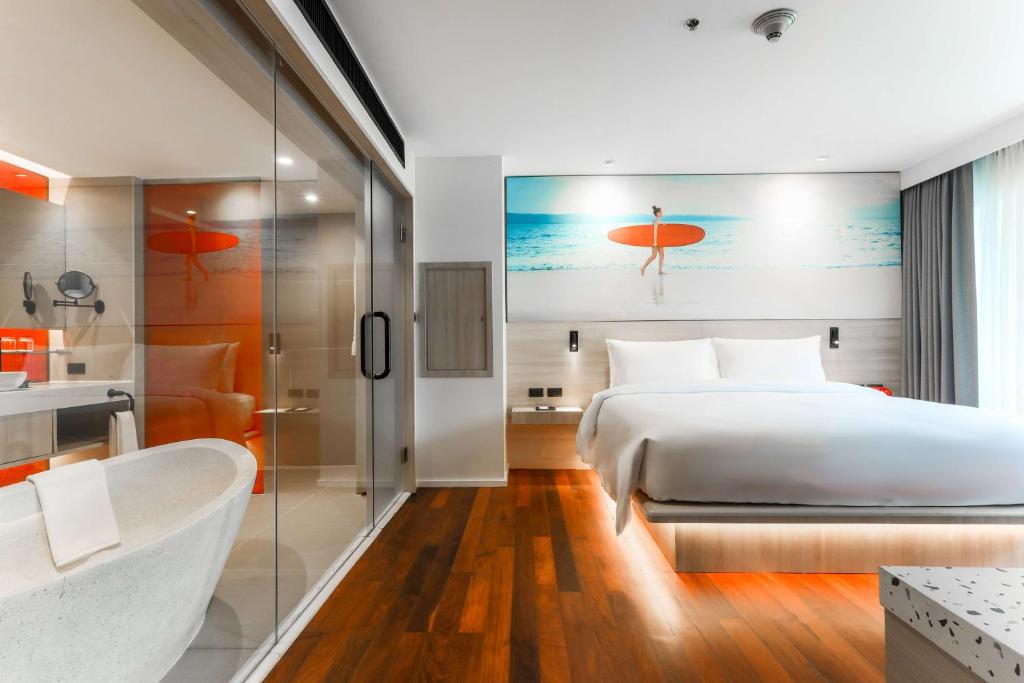 Postel nebo postele na pokoji v ubytování Radisson RED Phuket Patong Beach