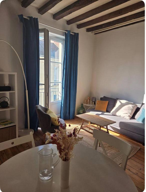 un salon avec une table et un canapé dans l'établissement Cocon dans quartier historique proche gare, à Nantes