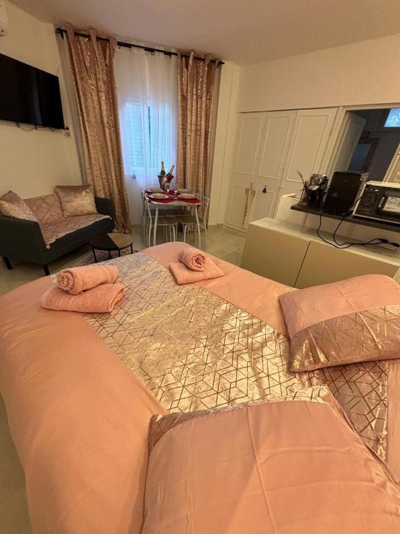 une chambre avec un grand lit dans une pièce dans l'établissement Brooklyn Studio Rose, à Sanary-sur-Mer