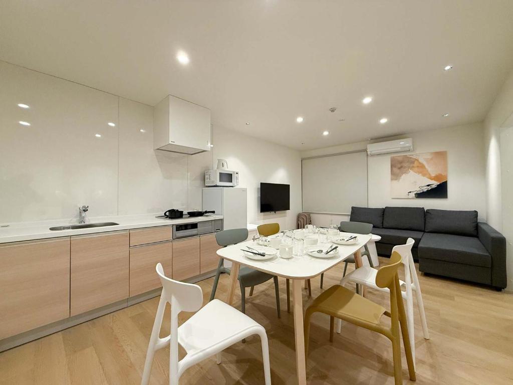 Kuchyň nebo kuchyňský kout v ubytování b hotel Nikkei Central 3BR Apt Close to Shopping & Dining