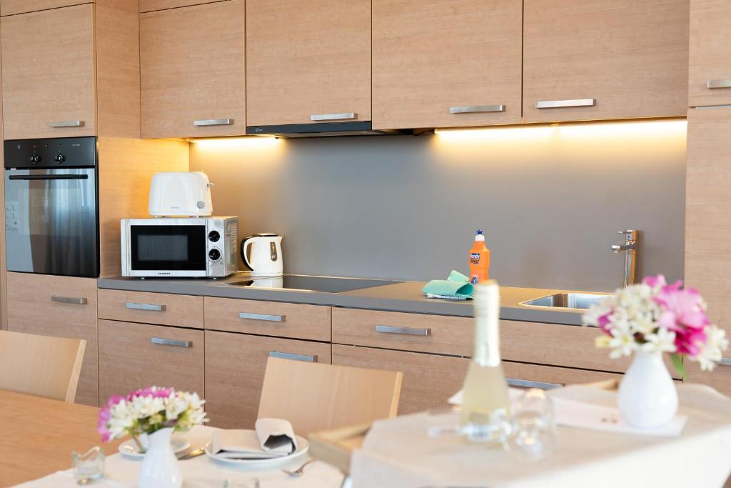 Kuchyň nebo kuchyňský kout v ubytování SwissEver Hotel Zug