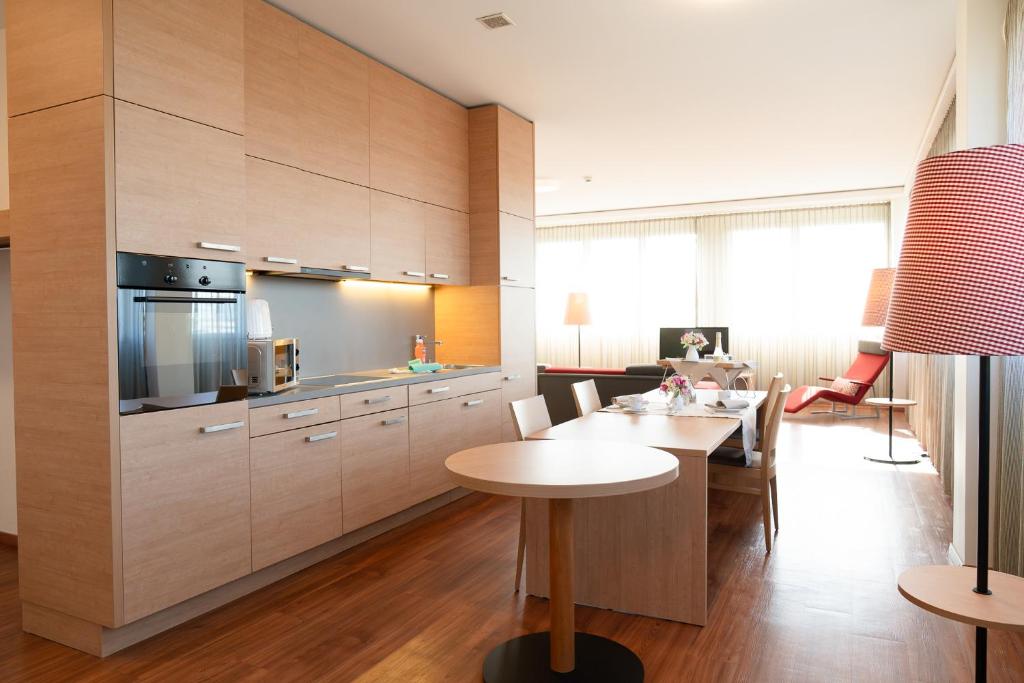 Kuchyň nebo kuchyňský kout v ubytování SwissEver Hotel Zug