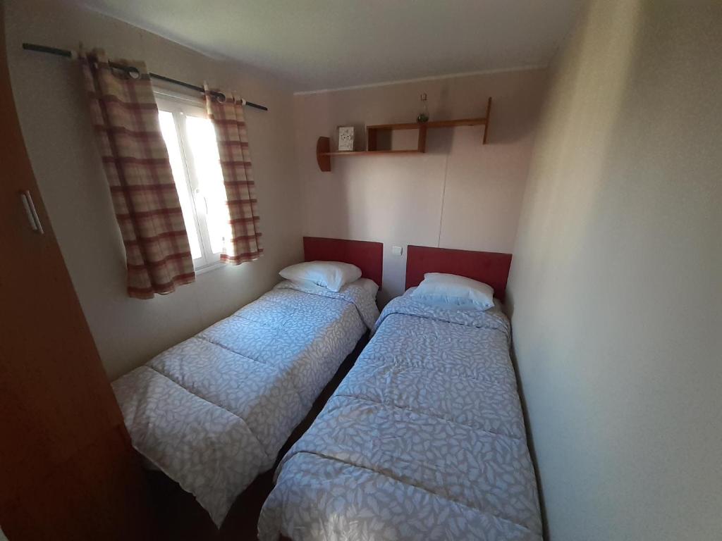 Postel nebo postele na pokoji v ubytování Camping Le clos Savoye