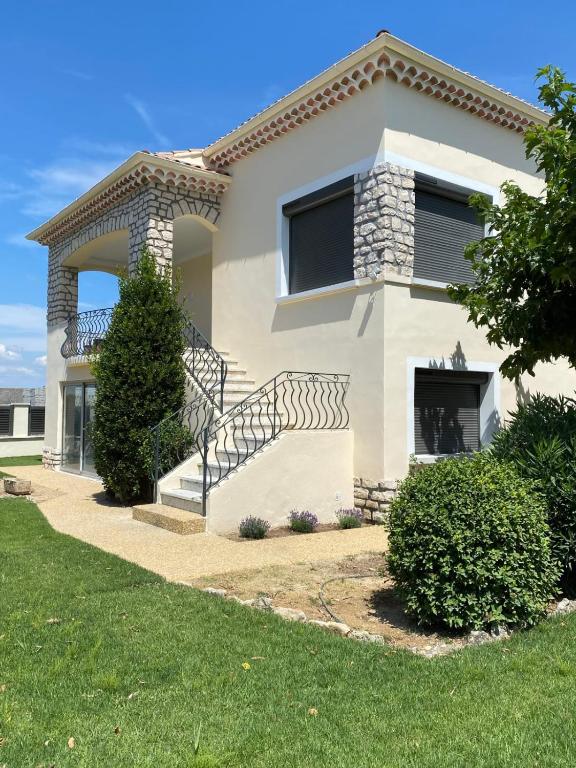 une maison avec un escalier en face de celle-ci dans l'établissement La Maison de Gari spacious house with swimming pool and beautiful exterior, à Les Taillades