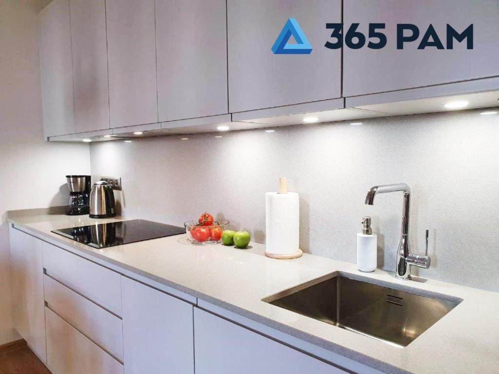 Kuchyňa alebo kuchynka v ubytovaní Apartament z BASENEM Polanki Park - 365PAM