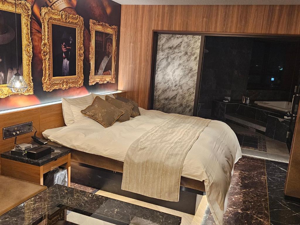 Postel nebo postele na pokoji v ubytování HOTEL The KAISER-全室人工ラドン温泉ホテル-