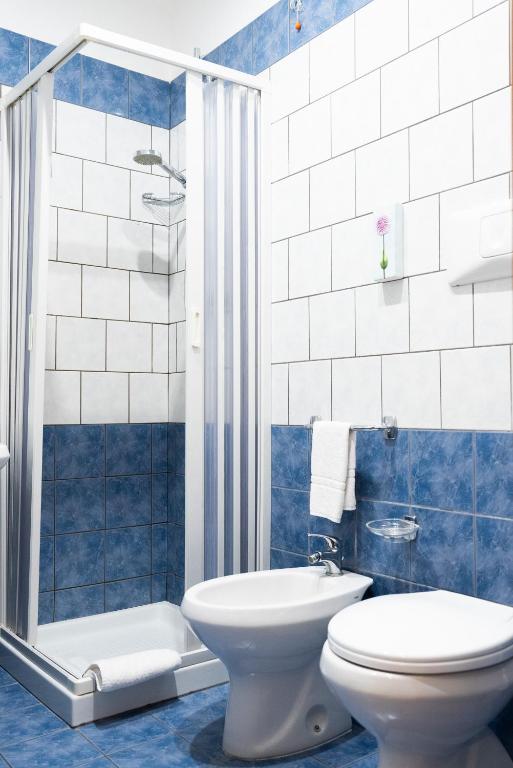 niebiesko-biała łazienka z toaletą i umywalką w obiekcie Hotel Belvedere w mieście Canicattì