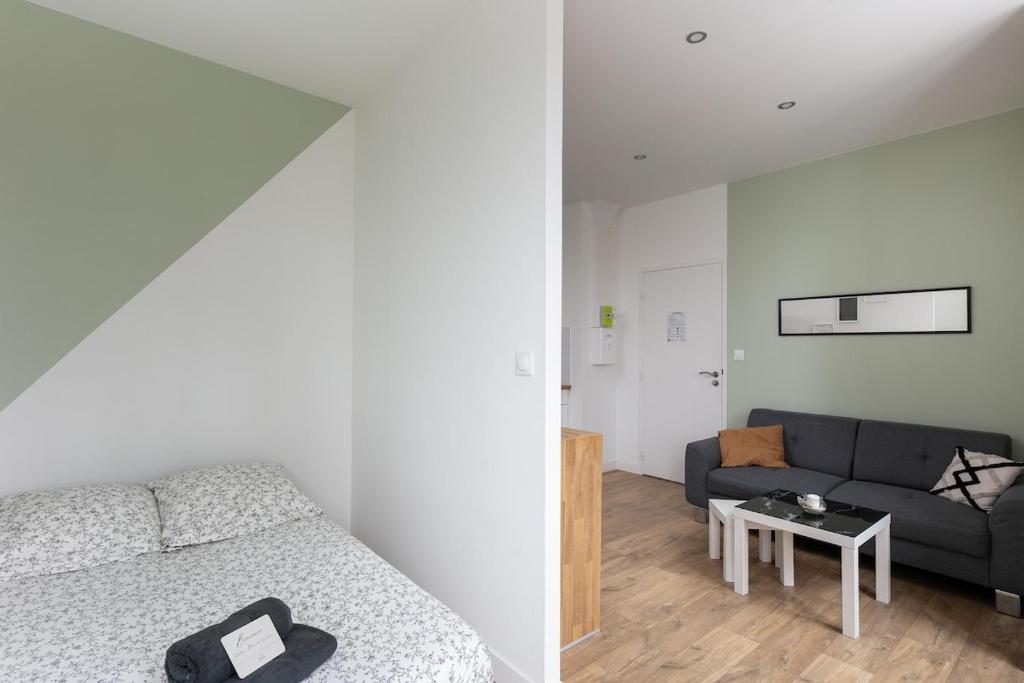 un salon avec un lit et un canapé dans l'établissement Le Terrible, à Brest