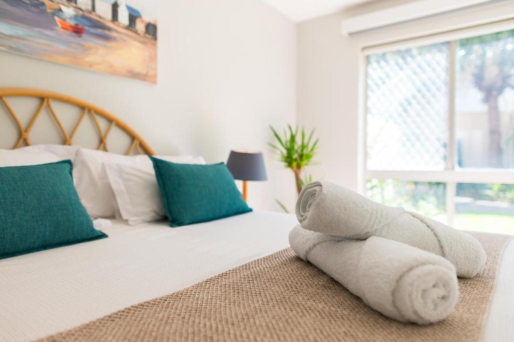 Ένα ή περισσότερα κρεβάτια σε δωμάτιο στο Kenwyn on Sea 210