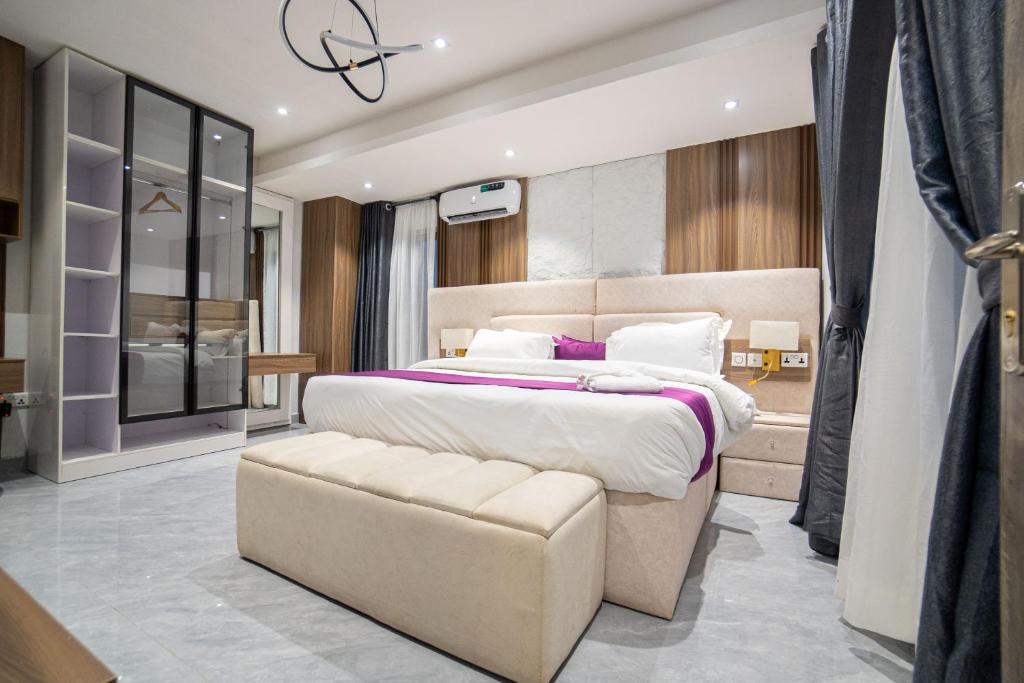 Postel nebo postele na pokoji v ubytování Nomase Hotel Limited