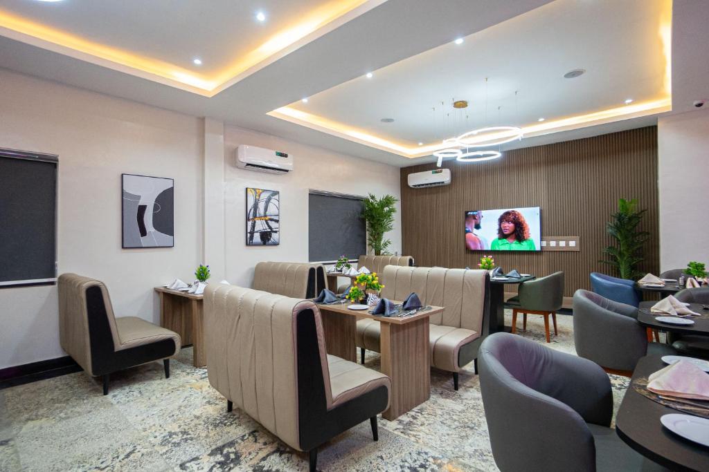 TV a/nebo společenská místnost v ubytování Nomase Hotel Limited