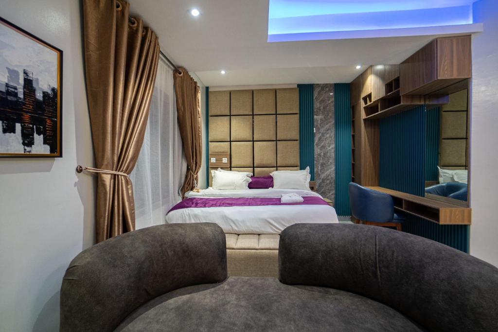 Postel nebo postele na pokoji v ubytování Nomase Hotel Limited