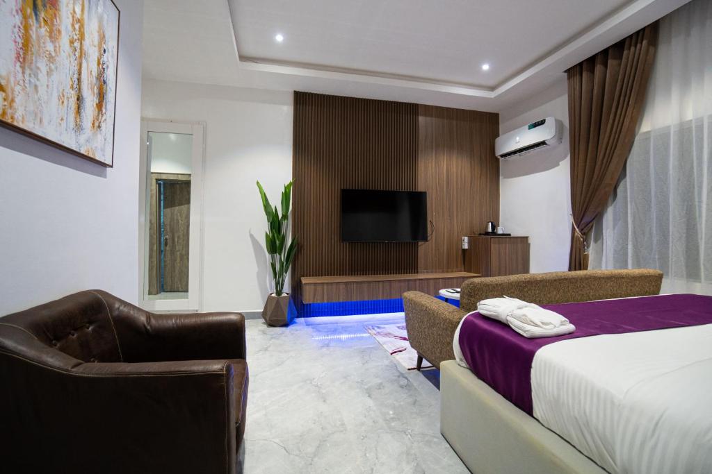 TV a/nebo společenská místnost v ubytování Nomase Hotel Limited