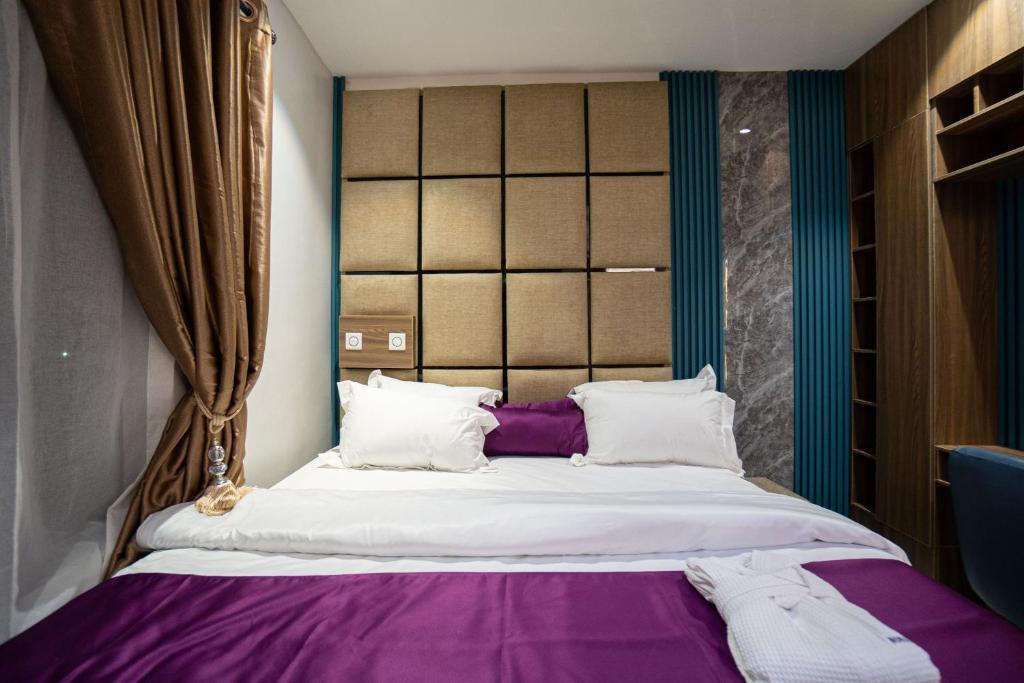 Postel nebo postele na pokoji v ubytování Nomase Hotel Limited