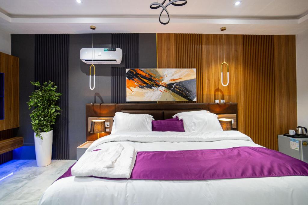 Postel nebo postele na pokoji v ubytování Nomase Hotel Limited