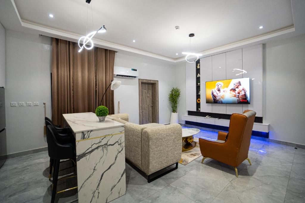 TV a/nebo společenská místnost v ubytování Nomase Hotel Limited