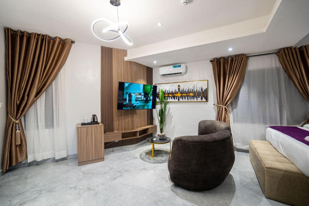 TV a/nebo společenská místnost v ubytování Nomase Hotel Limited