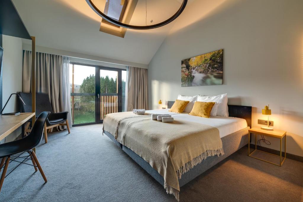 Ličko Petrovo SeloにあるLyra Hotel Plitviceのベッドルーム1室(大型ベッド1台、デスク付)