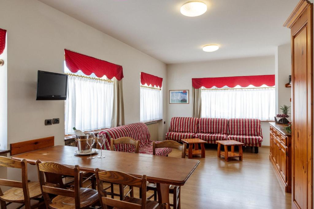 TV a/nebo společenská místnost v ubytování Hotel Miramonti Corvara