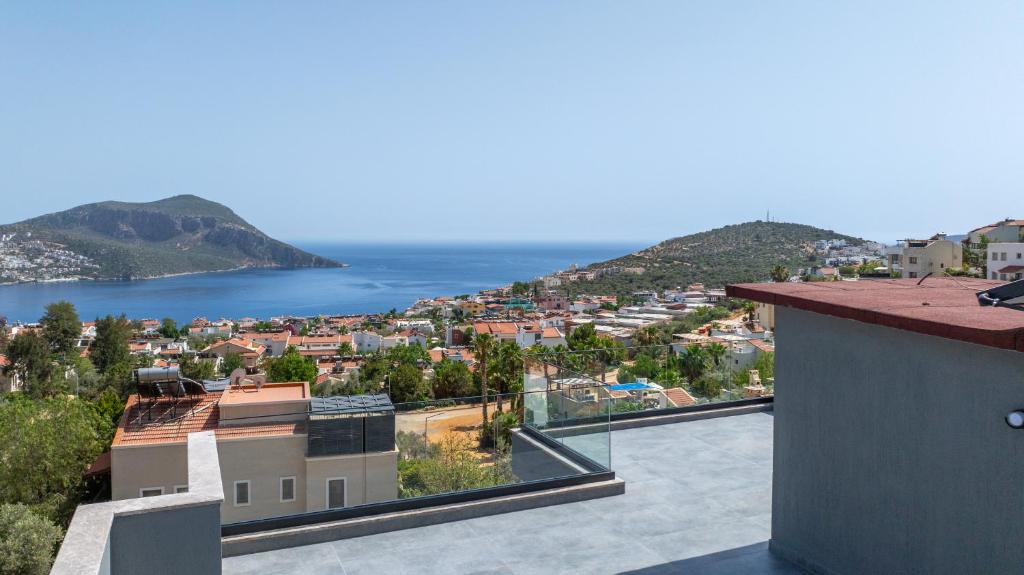 Blick auf das Meer vom Dach eines Hauses in der Unterkunft Villa Cihan Kalkan in Kaş