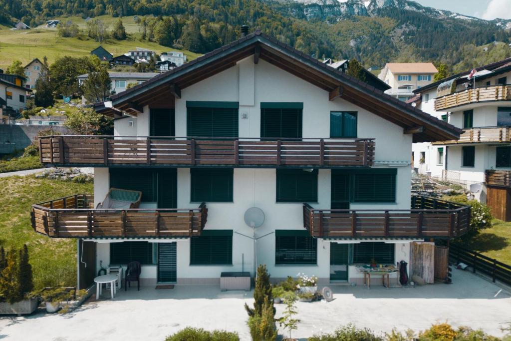 Nespecifikovaný výhled na hory nebo výhled na hory při pohledu z apartmánu